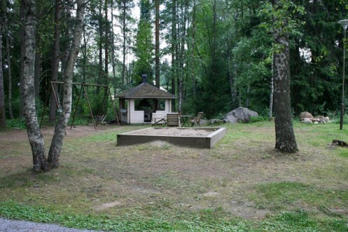 Leikkipaikka ja grillikatos