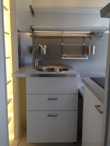 Jääkaappi ja keittolevyt oikealla