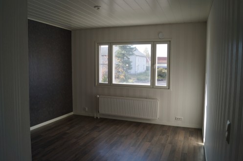 Tilava valoisa huone uusituilla pinnoilla