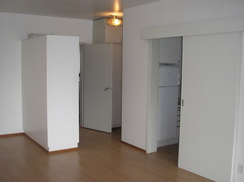 Alkovi vasemmalla, eteinen keskellä, keittokomero oikealla