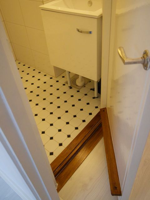 Kylpyhuoneen ovi jälkeen