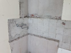 Tiskipöytä ja liesi purettu