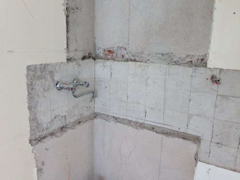 Tiskipöytä ja liesi purettu