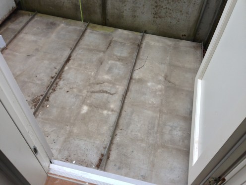 Parvekelaatat purettu