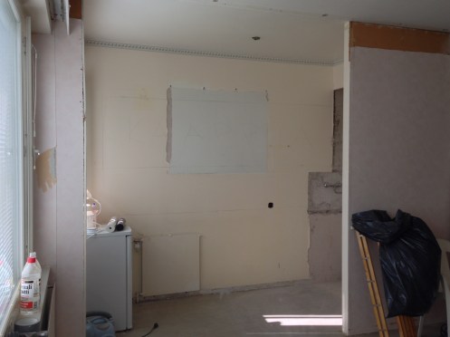 Kalusteet ja liukuovi purettu