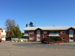 Vieressä samantyylinen pienkerrostalo