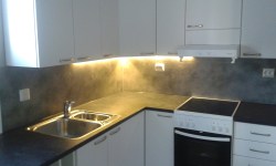 Ledinauhavalaisin kaappien alapinnassa