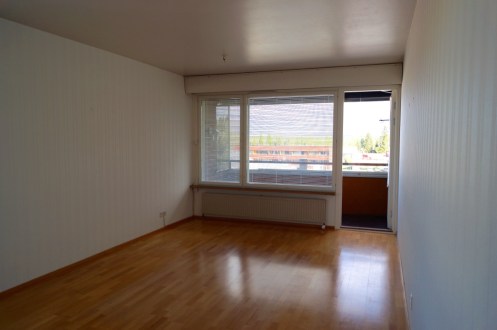 Tilavan olohuoneen seinät tapetoitu 2014