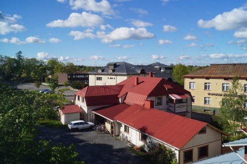 Näkymä olohuoneen päätyikkunasta